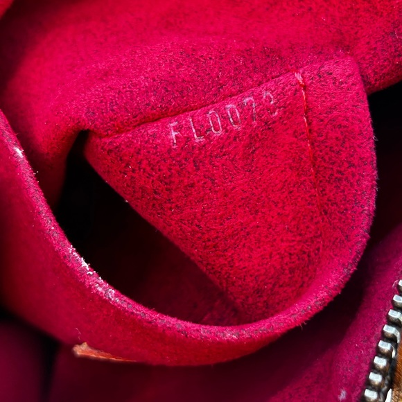 Louis Vuitton Croissant MM - Picture 17 of 17